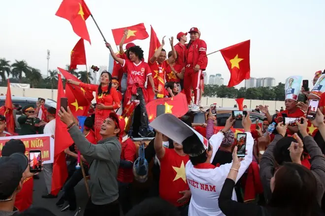 119+ ảnh cổ động viên sân mỹ đình cực sôi động 28