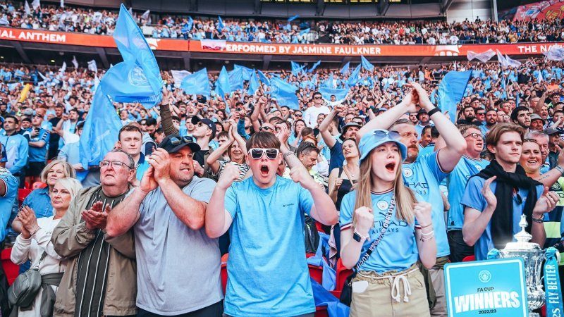 99+ ảnh cổ động viên Man City nhiệt huyết cổ vũ 1