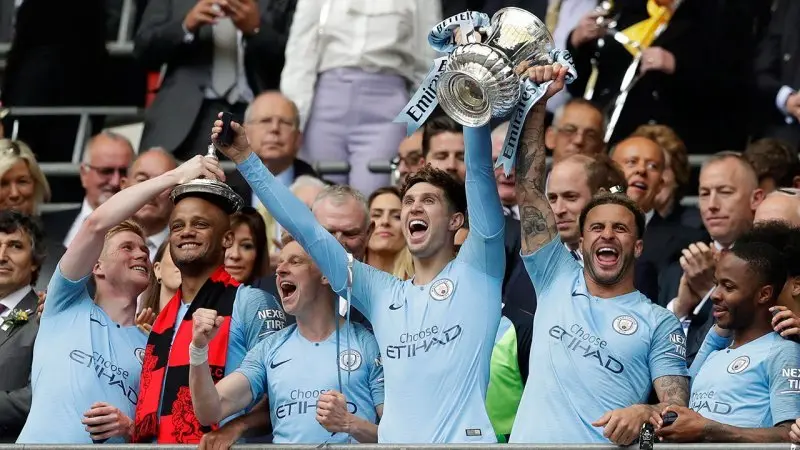 99+ ảnh cổ động viên Man City nhiệt huyết cổ vũ 24