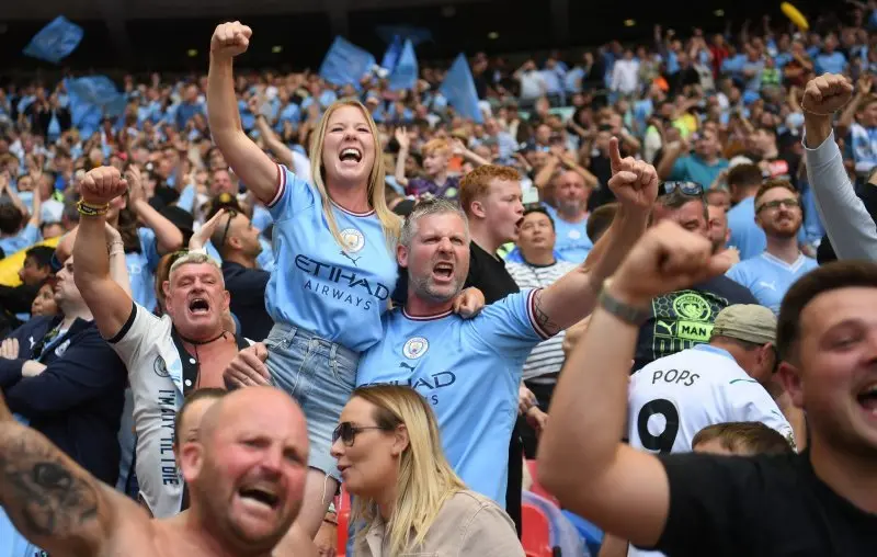 99+ ảnh cổ động viên Man City nhiệt huyết cổ vũ 25