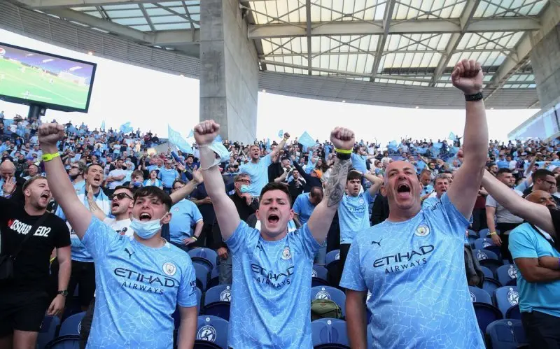 99+ ảnh cổ động viên Man City nhiệt huyết cổ vũ 36