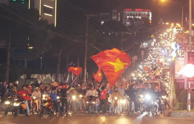 Top 109+ ảnh cổ động viên Việt Nam ăn mừng chiến thắng 22