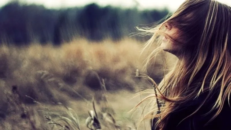 Làm mới hồ sơ với hình avatar buồn nữ