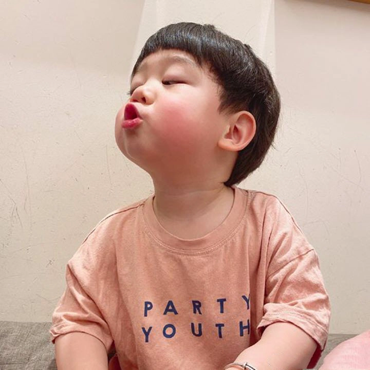 Meme chu mông mang đến sự kết hợp giữa hài hước và dễ thương.