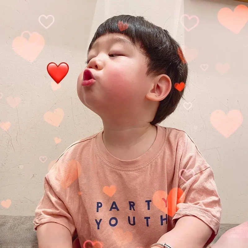 Cute meme bắn tim là lựa chọn hoàn hảo cho những ai yêu thích sự dễ thương.