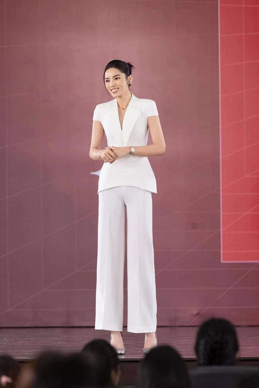 Ca Sĩ Cao Kỳ Duyên luôn gây ấn tượng với giọng hát đầy cảm xúc và sắc sảo.