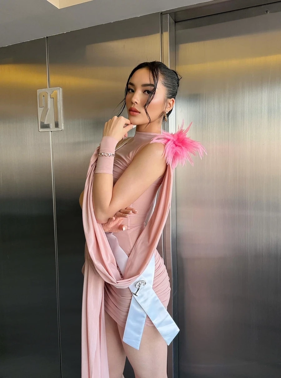 Đại Mạc Kỳ Duyên thể hiện một phong cách thời trang đầy ấn tượng.