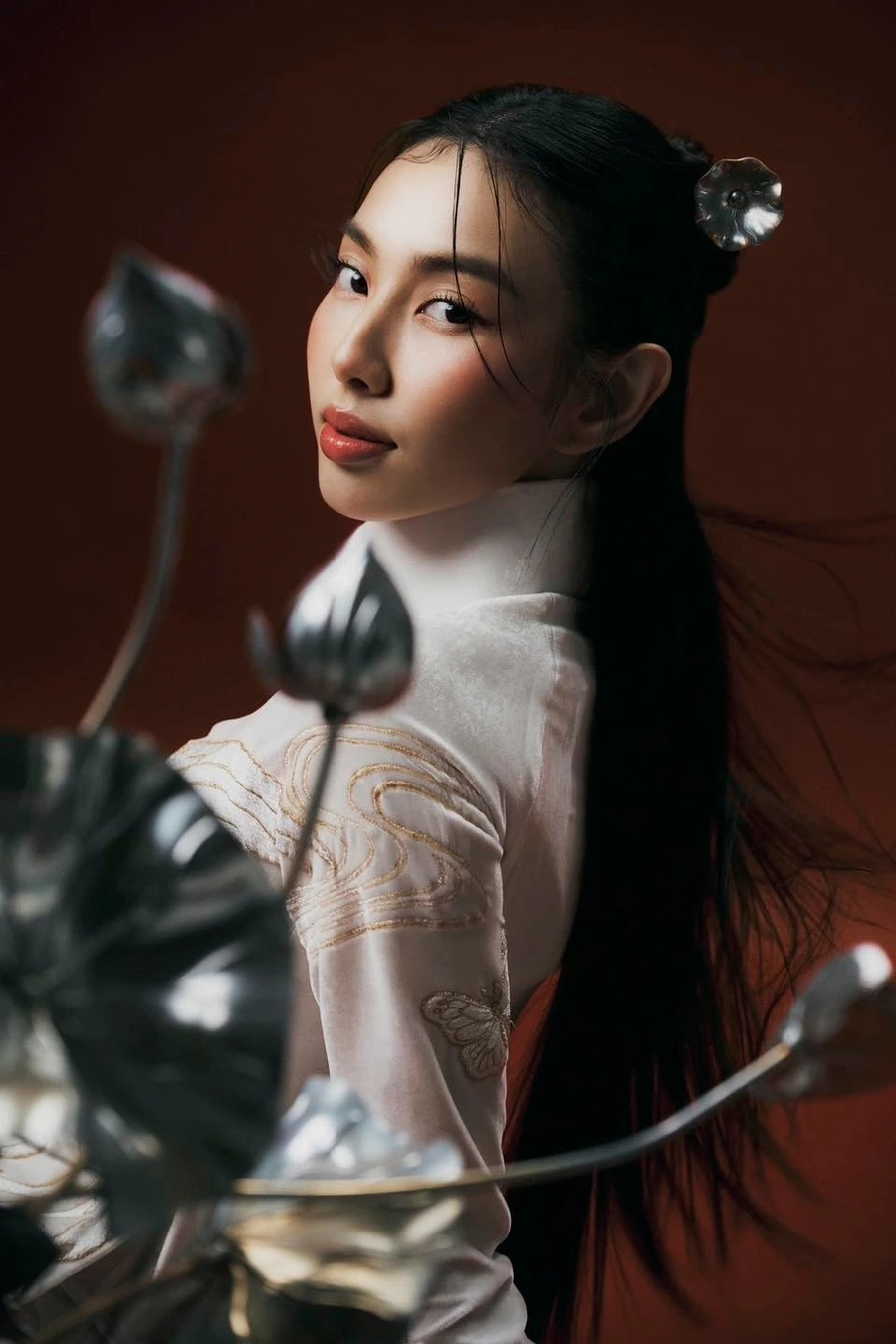 MV Gieo Quẻ của Hoàng Thùy Linh thu hút sự chú ý với hình ảnh và âm nhạc độc đáo.