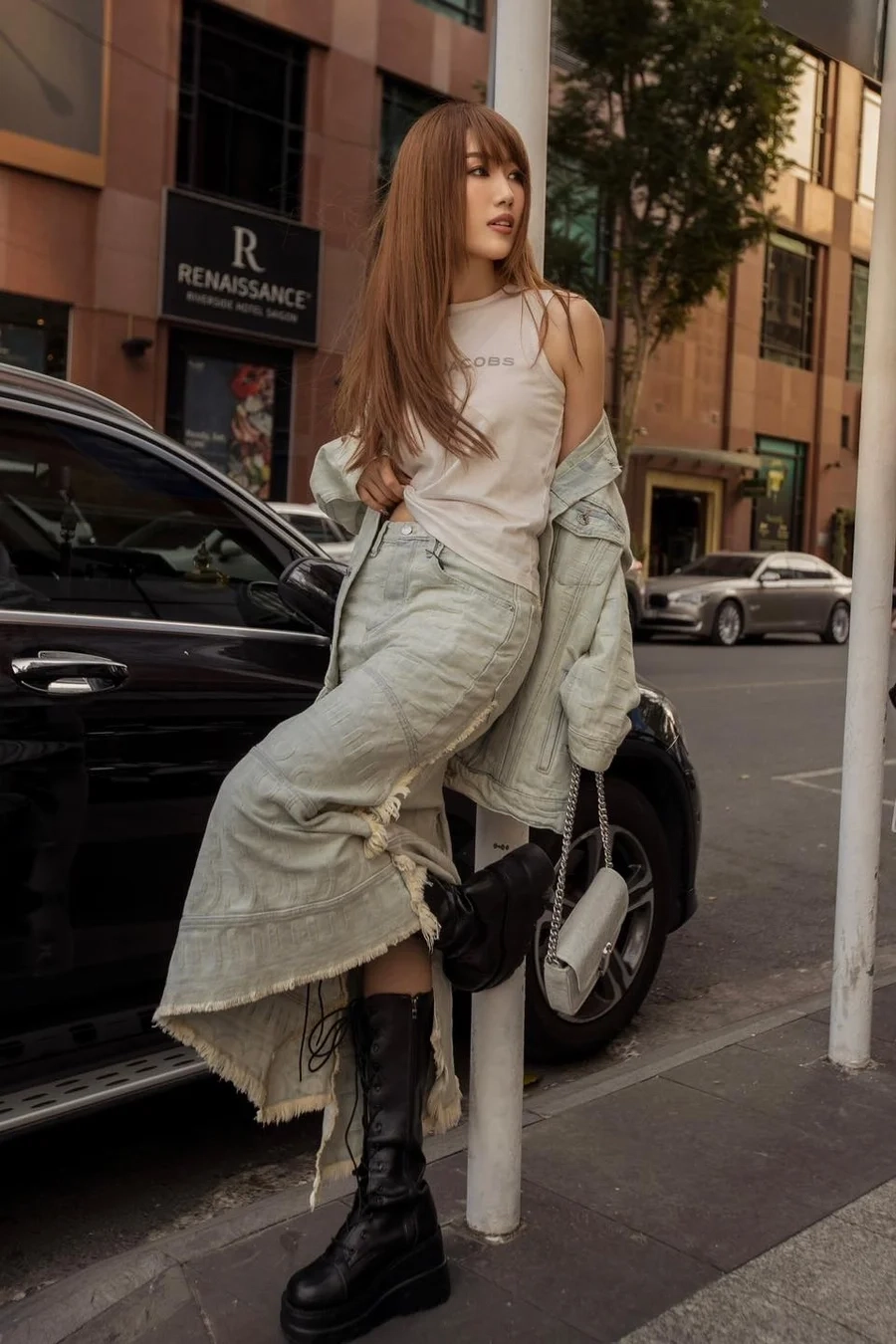 Truy cập Facebook Thúy Ngân để theo dõi những hoạt động mới nhất của cô nàng.