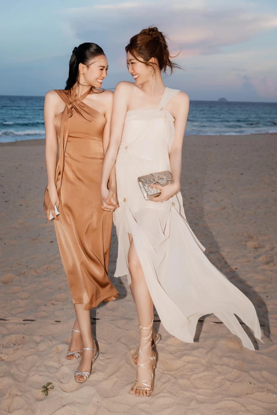 Cùng theo dõi Thúy Ngân livestream, nơi cô chia sẻ những khoảnh khắc đáng nhớ.