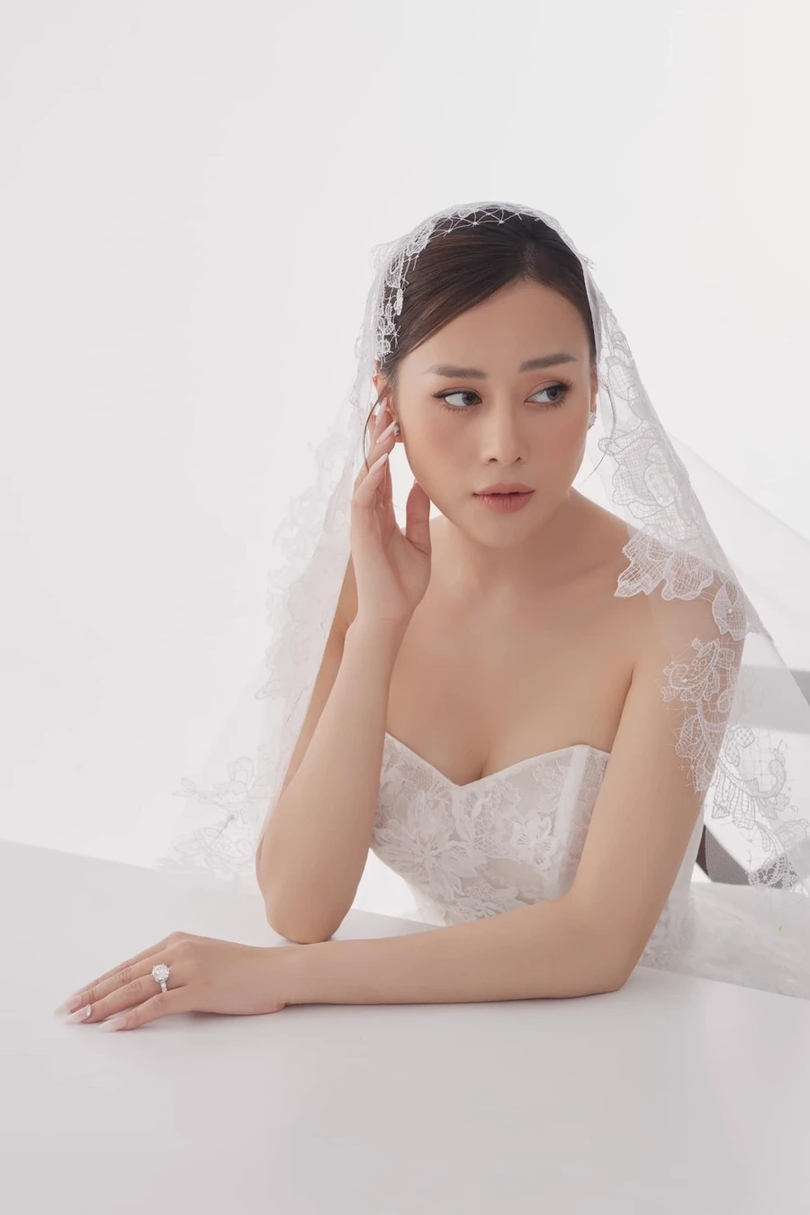 Diễn viên Phương Oanh và người yêu khiến nhiều người ngưỡng mộ nhờ tình yêu đẹp và giản dị.