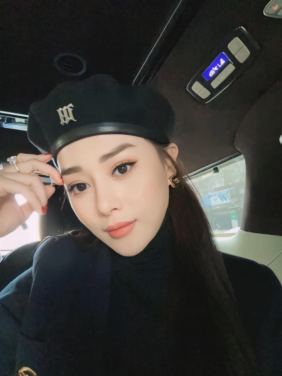 Chiêm ngưỡng những hình ảnh của diễn viên Phương Oanh đầy quyến rũ và sắc nét.