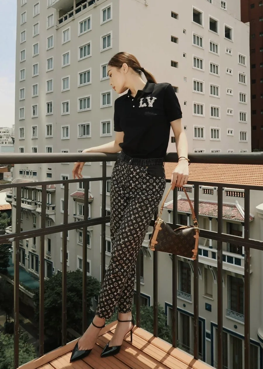 Hoa Hậu Nguyễn Cao Kỳ Duyên Sexy là sự kết hợp giữa vẻ đẹp dịu dàng và quyến rũ.