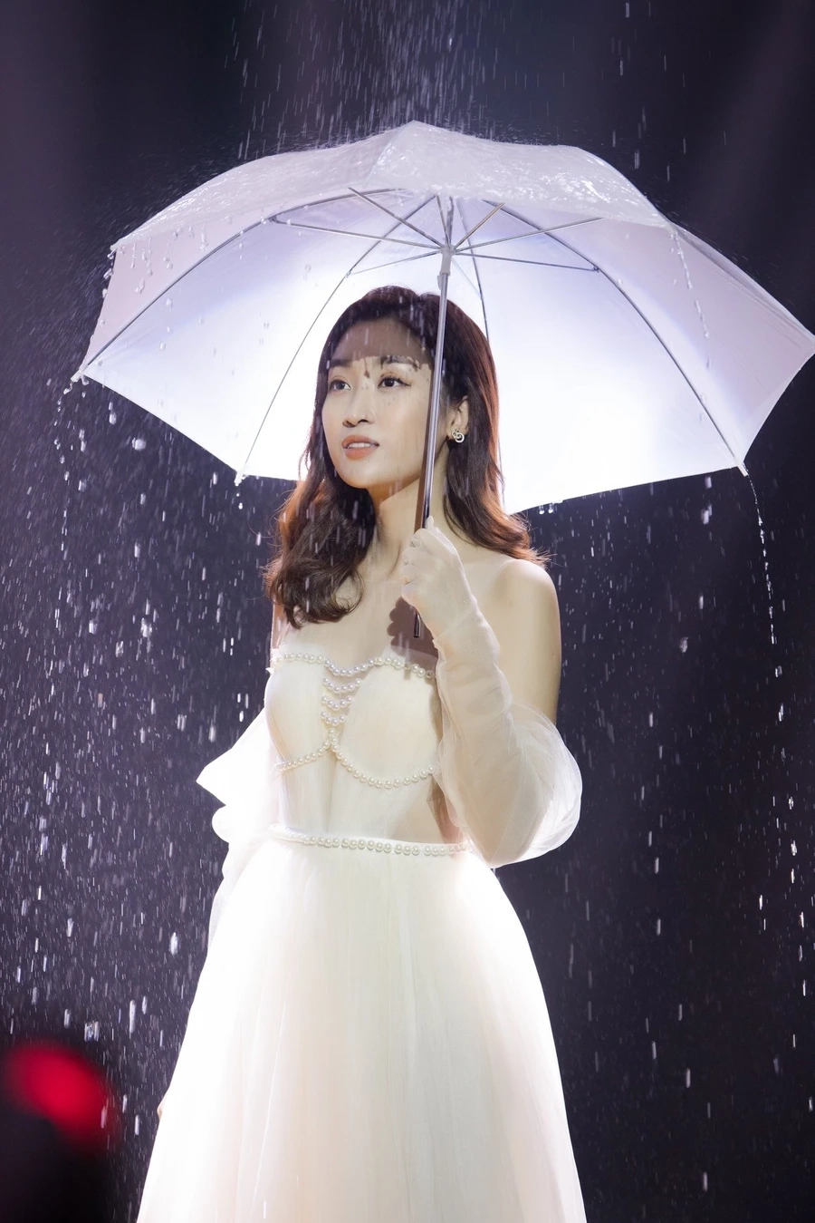 Vương miện Đỗ Mỹ Linh là biểu tượng cho sự nỗ lực và tài năng của cô gái hoa hậu.