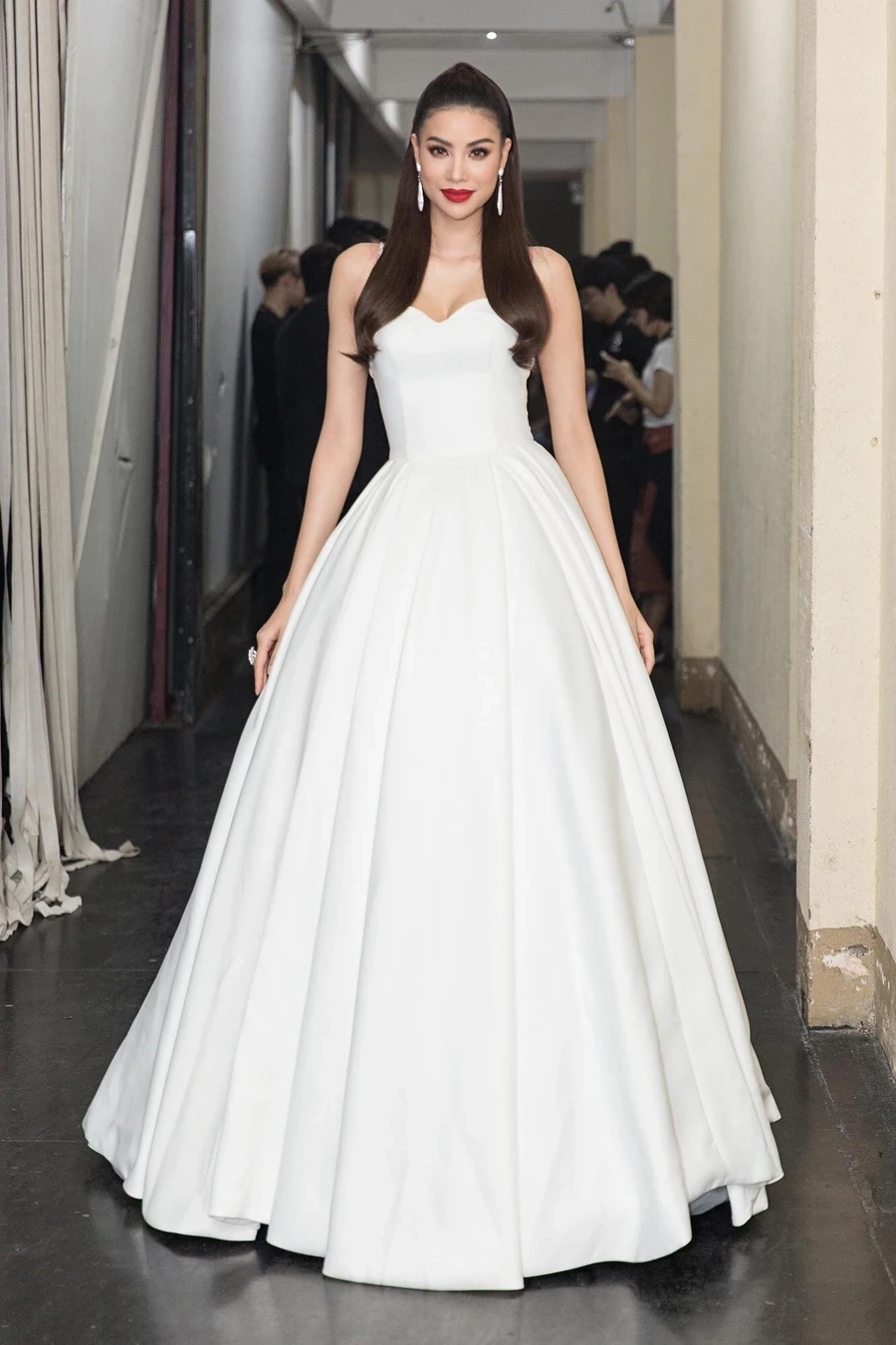 Phạm Hương Mặc Bikini khoe vẻ đẹp cuốn hút trong những bộ trang phục quyến rũ.