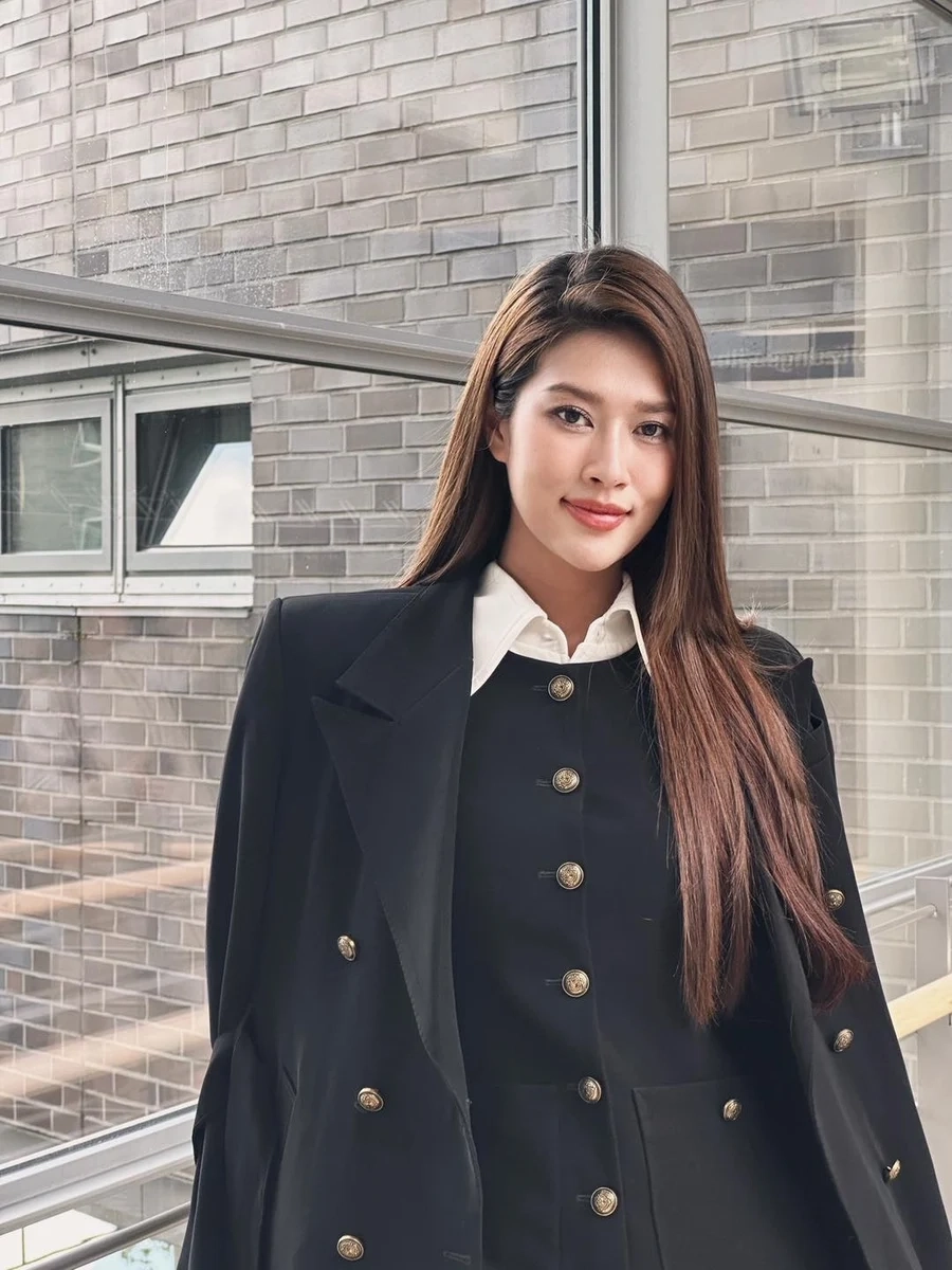 Bikini Thiên Ân thể hiện sự quyến rũ đầy cuốn hút trên bãi biển.