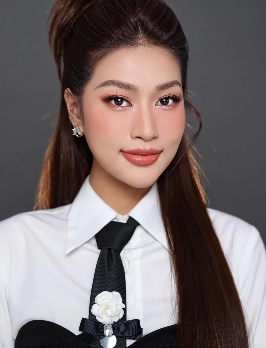 Bikini Đoàn Thiên Ân làm nổi bật vẻ đẹp khỏe khoắn và sắc sảo.