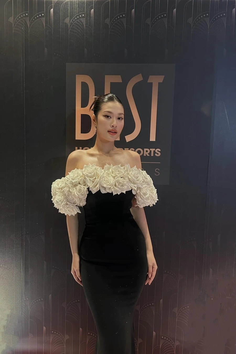 Thiên Ân Thi Áo Tắm thể hiện vẻ đẹp tỏa sáng trên sân khấu.