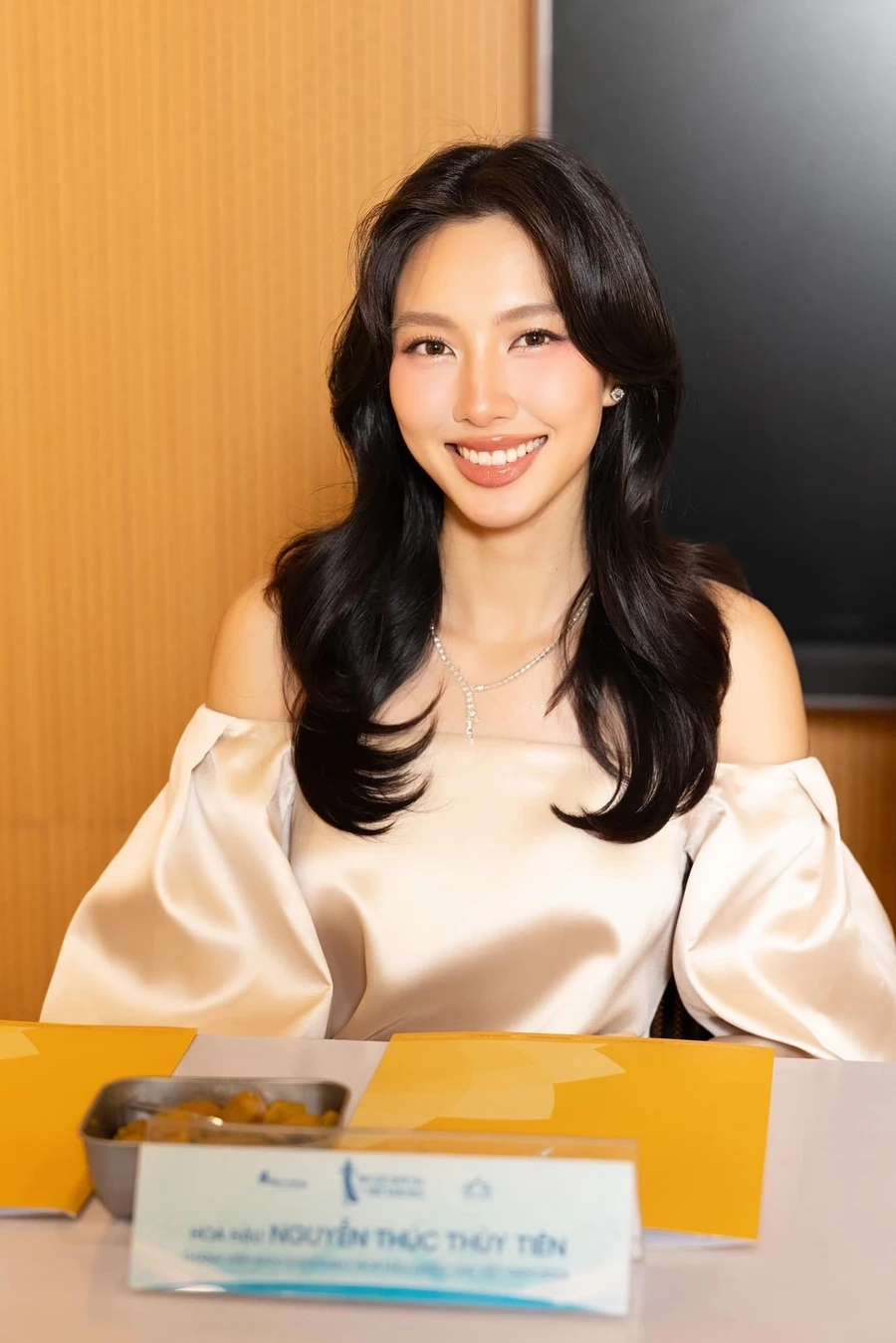 Ca sĩ Hoàng Thùy là một trong những nghệ sĩ nổi bật với phong cách âm nhạc độc đáo.