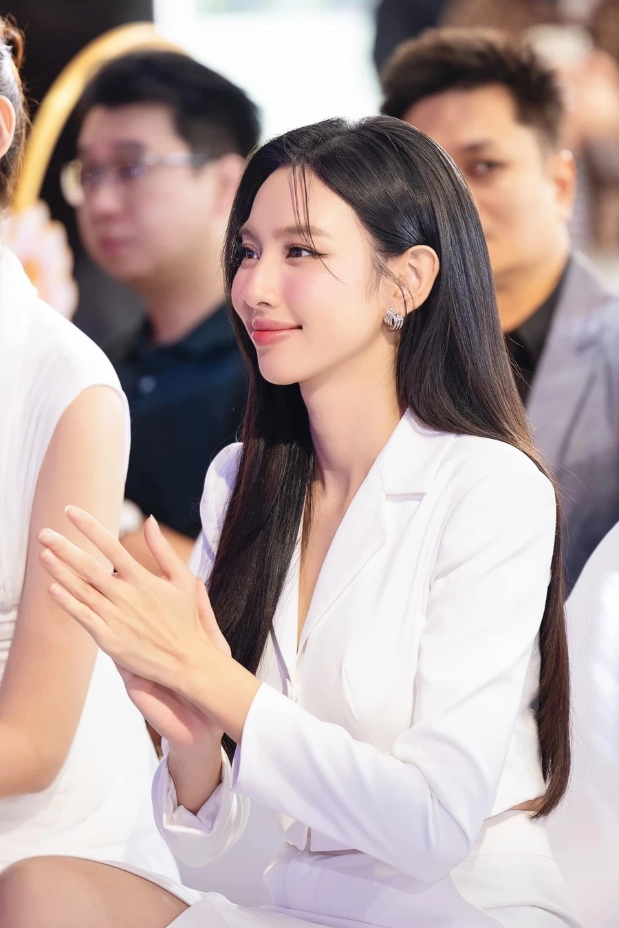 Nghe nhạc để Mị nói cho mà nghe là bài hát đầy cảm xúc, truyền tải nhiều thông điệp sâu sắc.