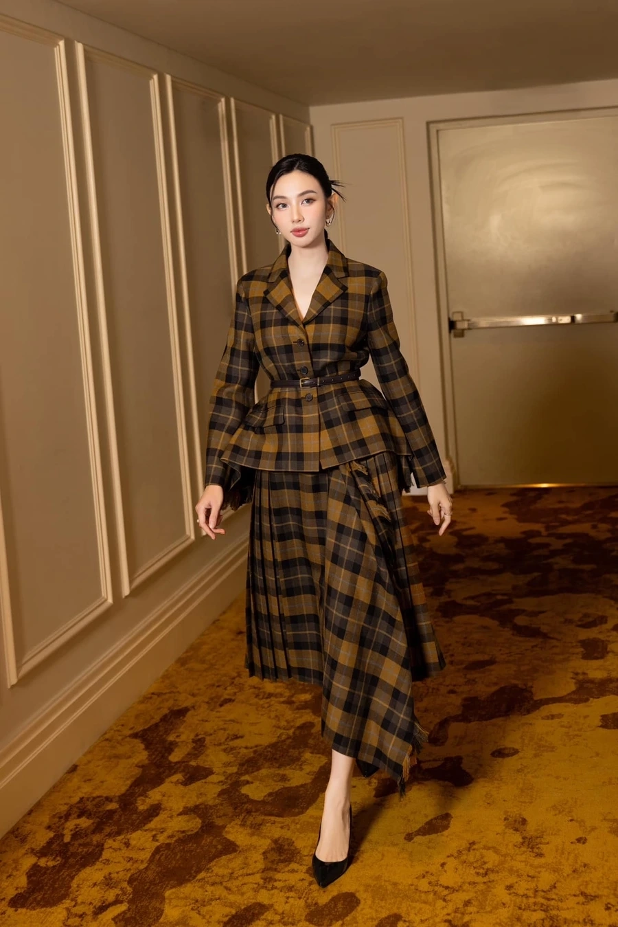 Clip của Hoàng Thùy Linh gây ấn tượng mạnh mẽ với hình ảnh sáng tạo và âm nhạc sâu lắng.