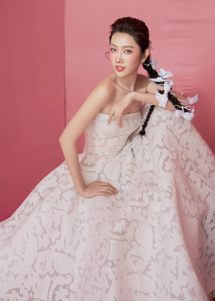 Hình Thúy Ngân luôn khiến fan yêu mến nhờ vẻ đẹp tươi sáng và cuốn hút.