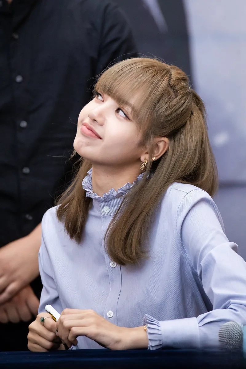 Meme blackpink lisa thể hiện sự đáng yêu và tinh nghịch của cô nàng Lisa.