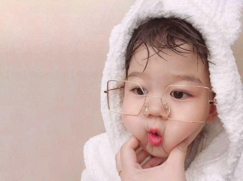 Meme túm mỏ mang đến sự bất ngờ và gây cười qua hành động đáng yêu này.