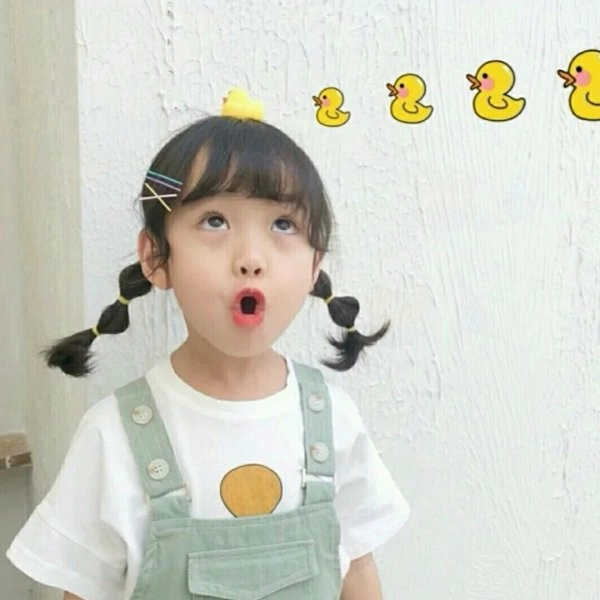 Vịt vàng meme thể hiện hình ảnh dễ thương và vui nhộn với chú vịt vàng.