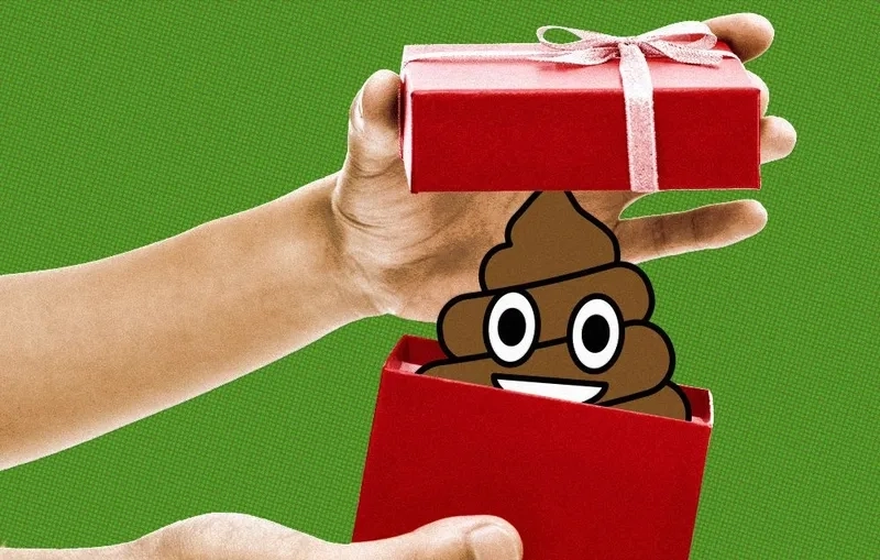 Ảnh meme con mèo tặng hoa là hình ảnh dễ thương và ngọt ngào dành tặng người thân yêu.