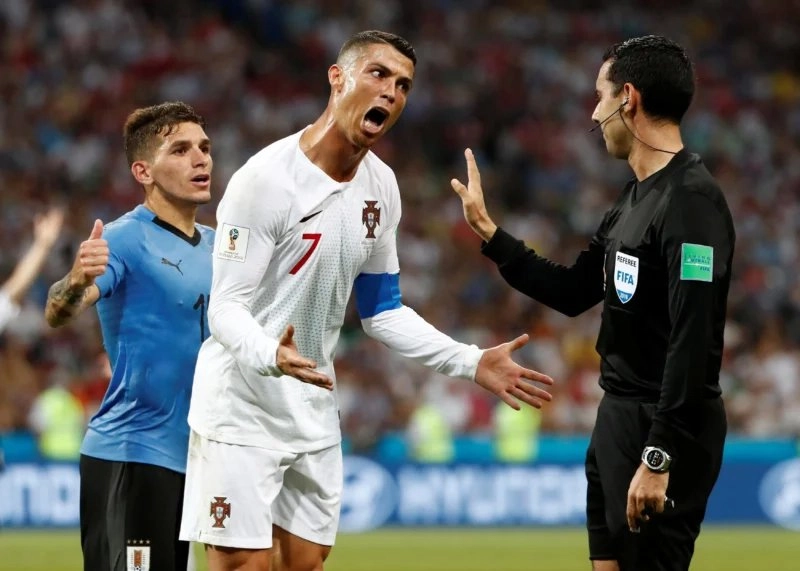 Ronaldo drink meme tạo ra những tình huống siêu hài hước liên quan đến đồ uống.