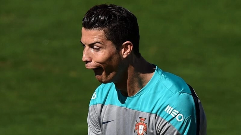 Meme ronaldo uống nước khiến bạn bật cười với phong cách độc đáo của Ronaldo.