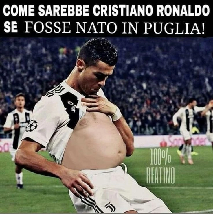 Ronaldo smile meme thể hiện nụ cười và sự tự tin của CR7 trong những tình huống vui nhộn.