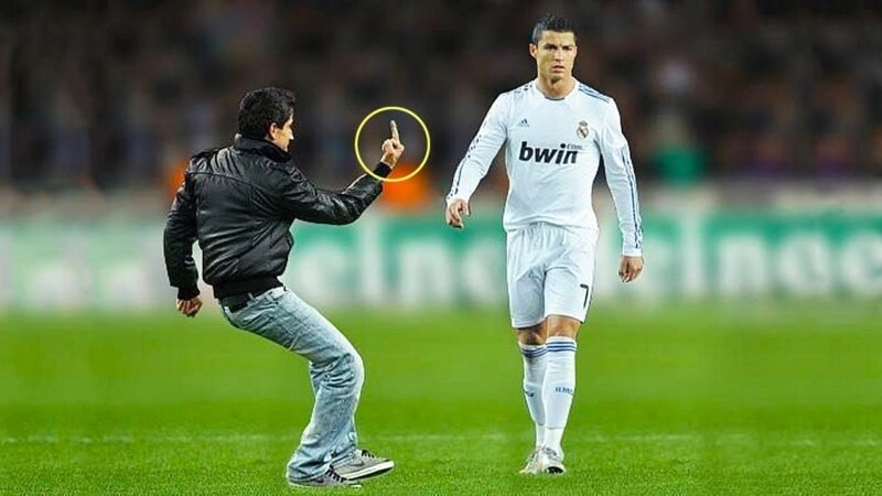 Meme ronaldo nhận giải là khoảnh khắc CR7 nhận danh hiệu với niềm vui sướng.