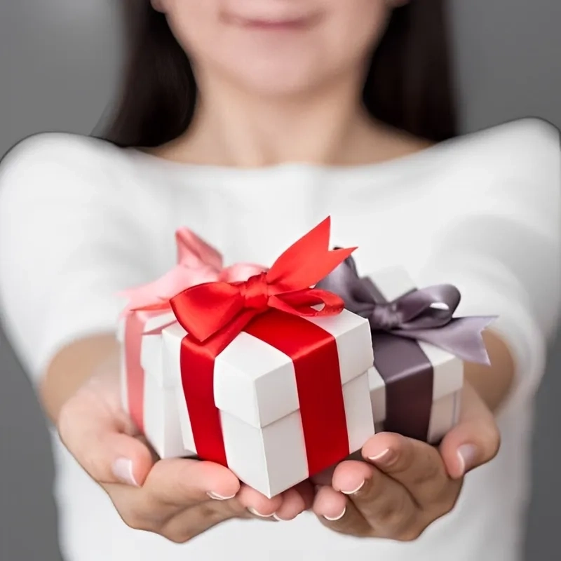 Mèo meme tặng hoa là hình ảnh dễ thương và đáng yêu gửi tặng những người thân yêu.