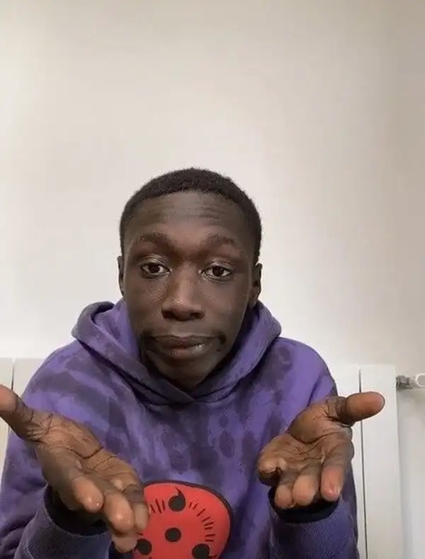 Meme ông da đen tóc ngắn tạo ra hình ảnh mạnh mẽ và cực kỳ dễ thương.