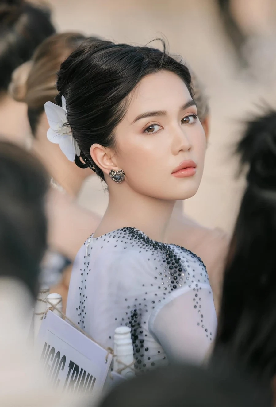 Ngọc Trinh khoe thân với những bộ trang phục đầy quyến rũ và cuốn hút.