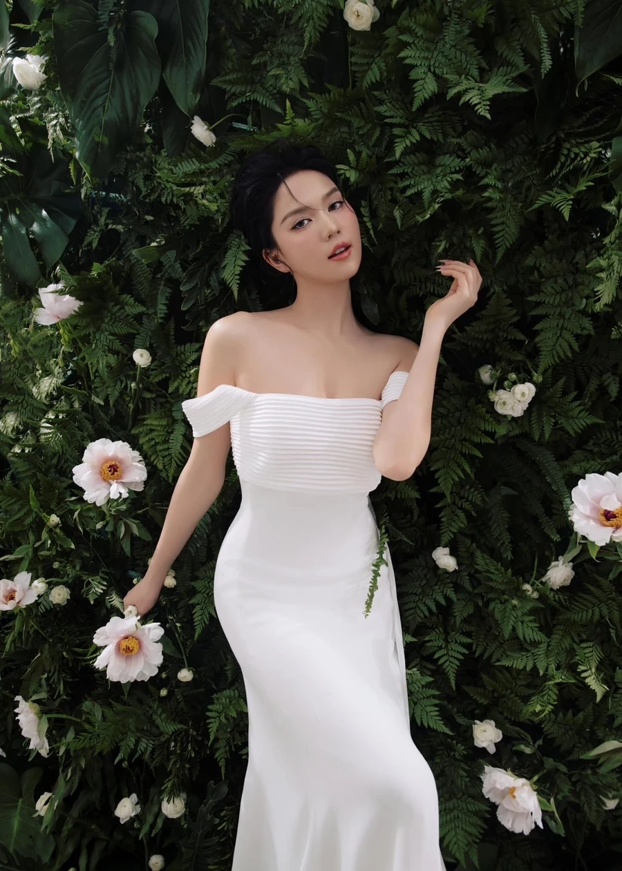 Ngọc Trinh ăn mặc hở hang khéo léo thể hiện vẻ đẹp hình thể đầy cuốn hút.