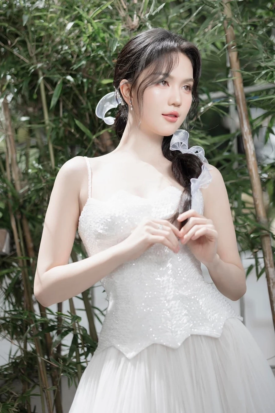 Ngọc Trinh áo xuyên thấu khoe vẻ đẹp hình thể một cách táo bạo nhưng đầy tinh tế.