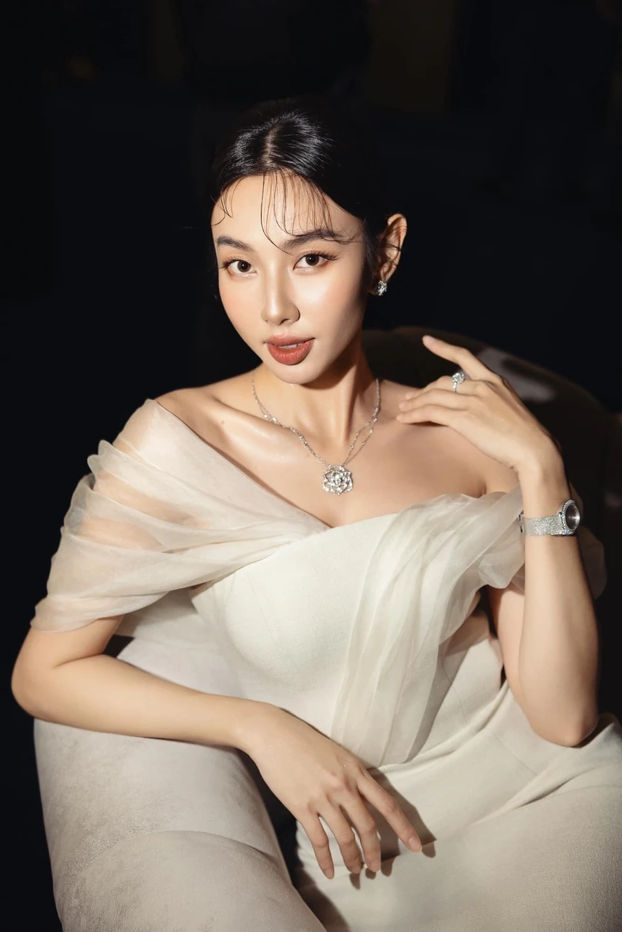 Ca sĩ Hoàng Thùy Linh đã lấy chồng chưa là câu hỏi khiến fan luôn tò mò về đời tư của cô.