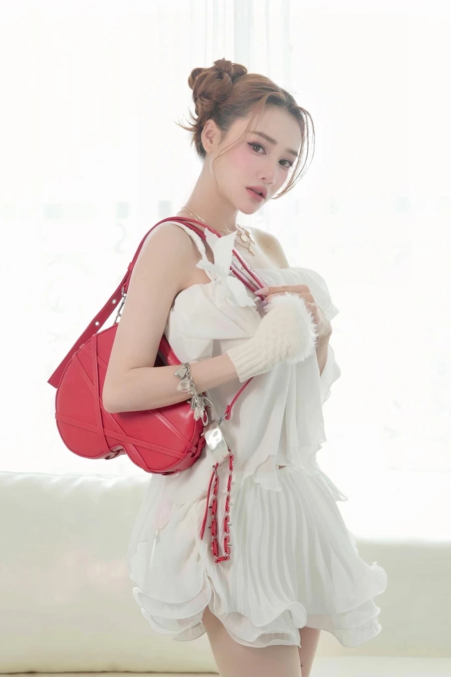 Nhã Phương mặc bikini tạo nên những hình ảnh đầy quyến rũ và tự tin.