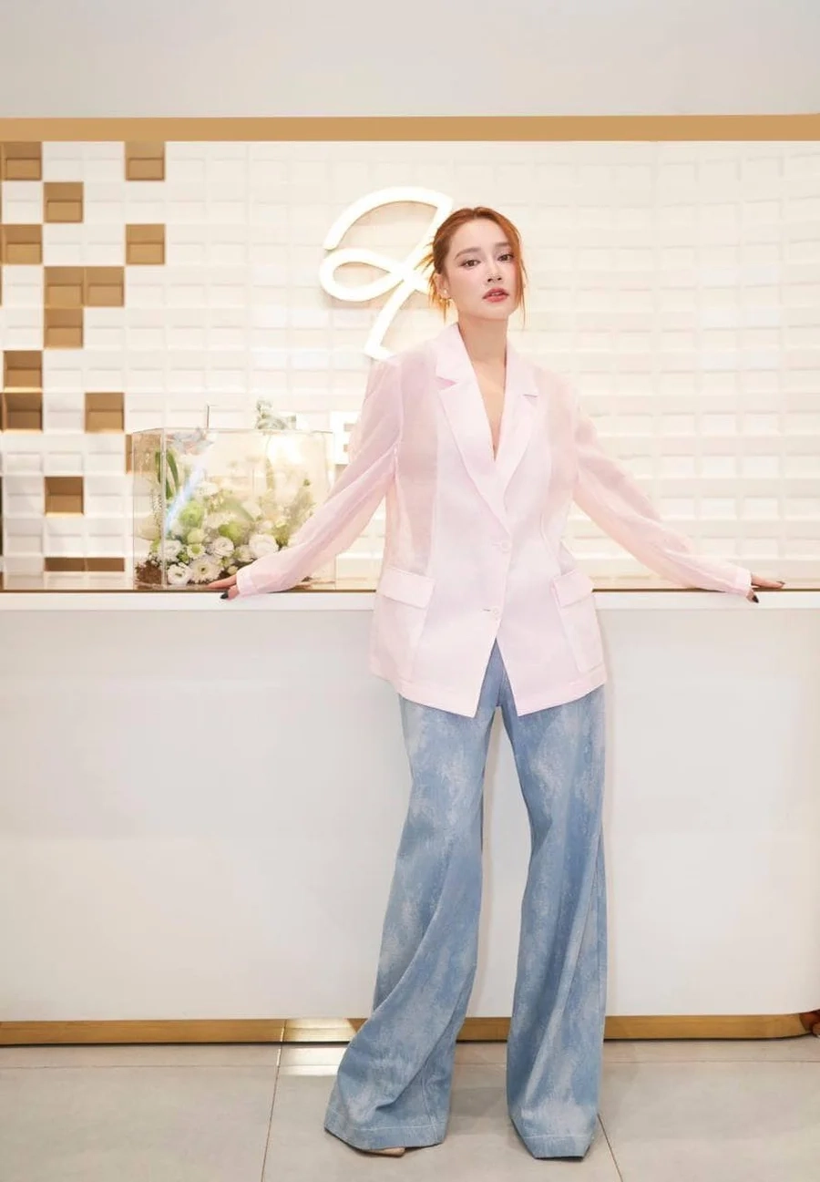 Khám phá vẻ đẹp khỏe khoắn của Bikini Nhã Phương trong những bộ trang phục bãi biển.