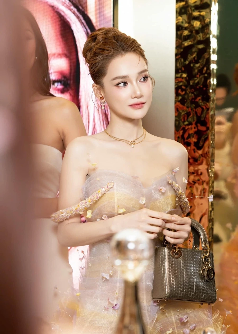 Hình ảnh Nhã Phương luôn mang đến sự ngưỡng mộ nhờ phong cách thời trang sang trọng.