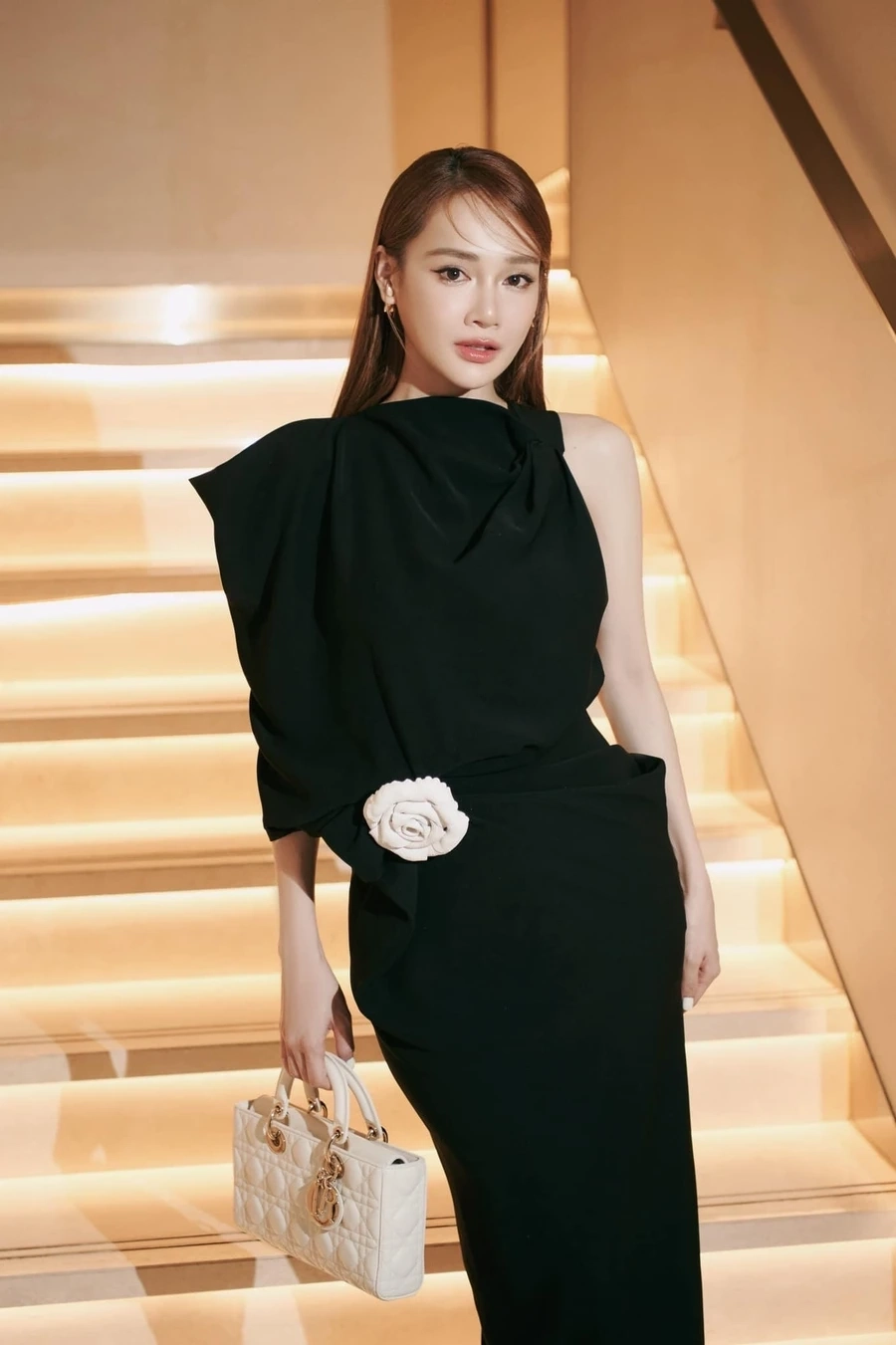 Tìm hiểu tiểu sử diễn viên Nhã Phương để biết thêm về hành trình nghệ thuật của cô.