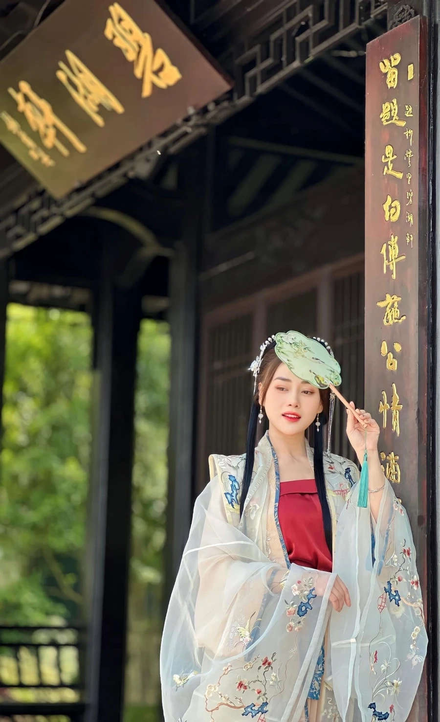 Liệu diễn viên Phương Oanh lấy chồng chưa? Cùng theo dõi những tin tức mới nhất về cô.