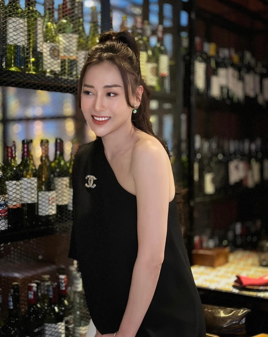 Cùng khám phá sự nghiệp và tài năng của Diễn viên Phương Oanh Oanh qua những bộ phim nổi bật.