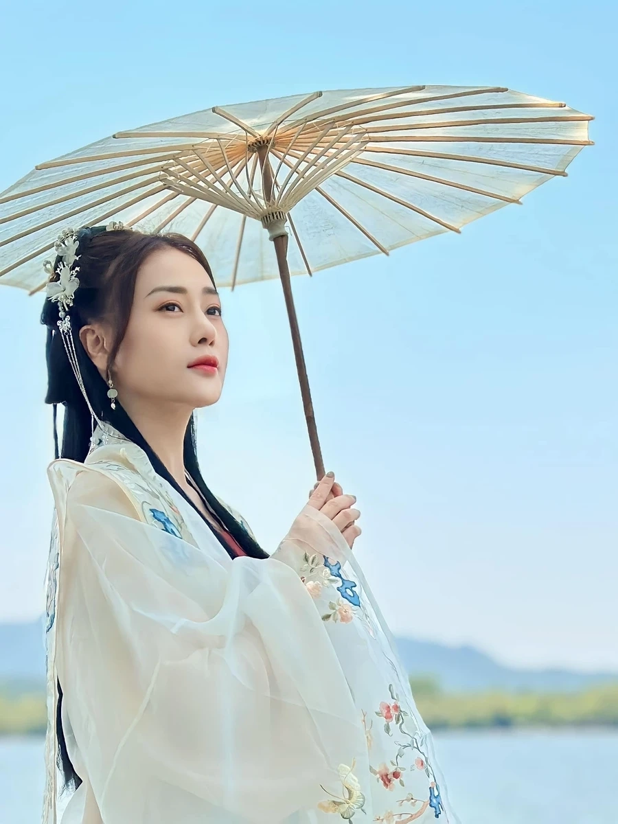 Tìm hiểu diễn viên Phương Oanh tiểu sử để khám phá hành trình nghệ thuật đầy ấn tượng của cô.