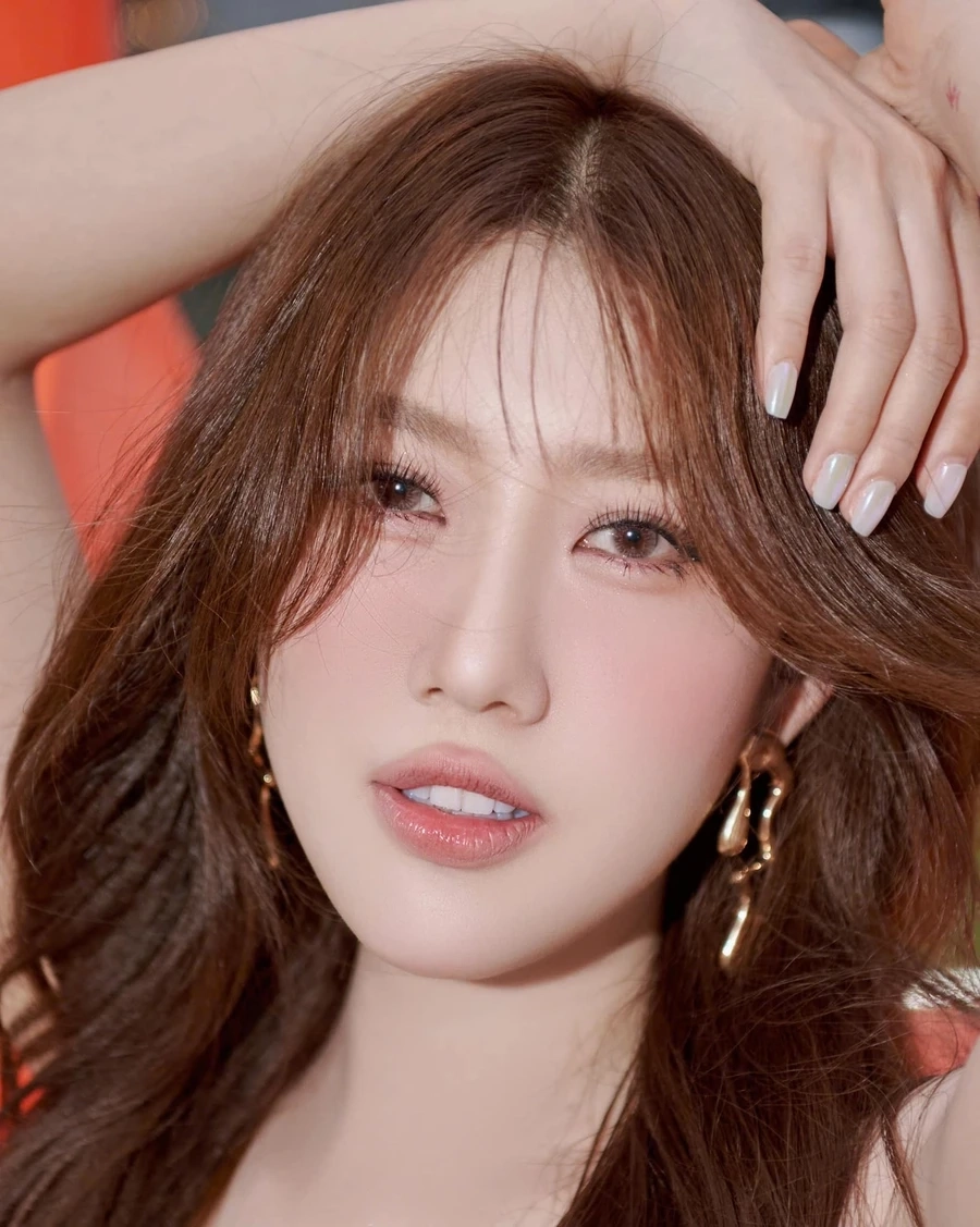 Hãy theo dõi Facebook Thúy Ngân để cập nhật những hoạt động mới nhất từ cô.