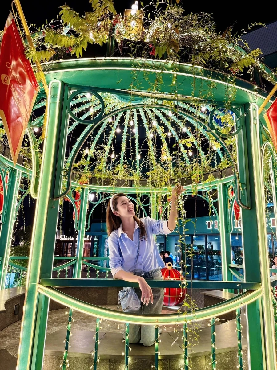 Khám phá Thúy Ngân mặc bikini và tận hưởng vẻ đẹp tỏa sáng của cô.