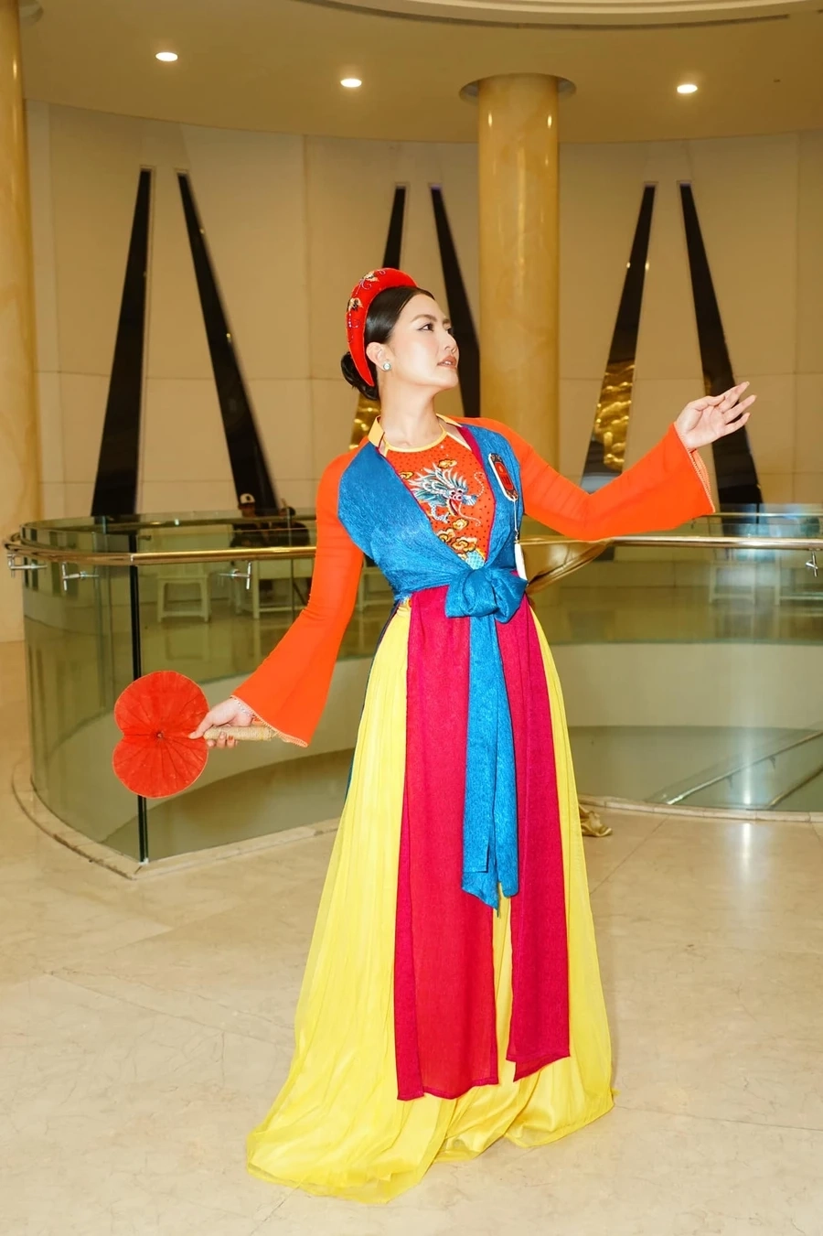 Diễn viên Ngọc Lan máy đôi chồng luôn gây sự chú ý nhờ phong cách nổi bật.